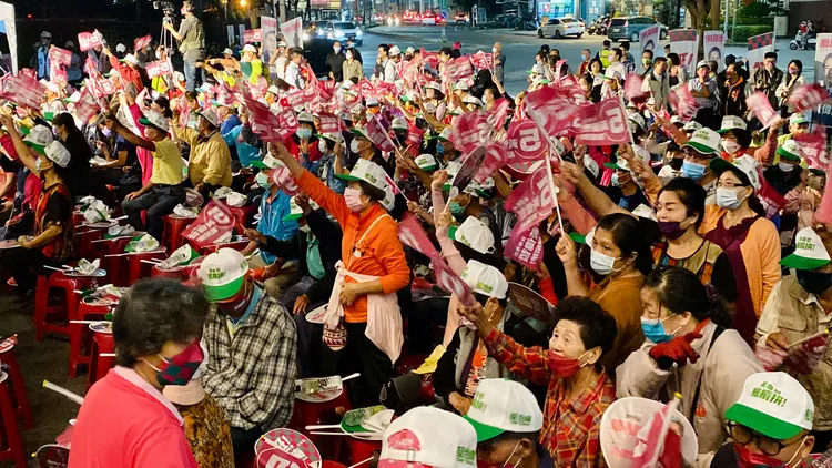 現場準備約二千張椅子。王志弘攝