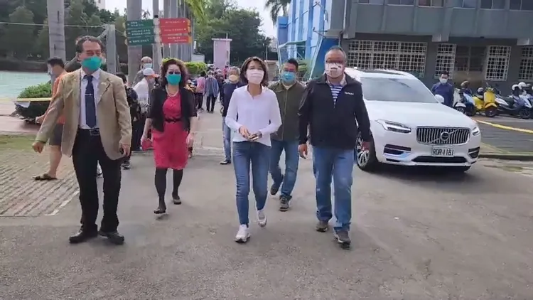 黃秀芳上午到彰化市南郭國小投開票所投票。孫英哲攝