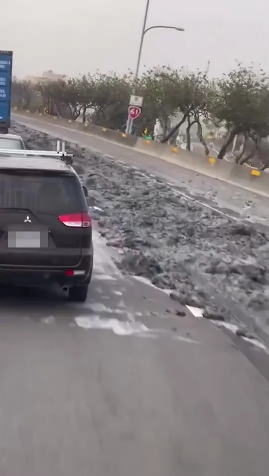 路過車輛拍下爛泥滿路實況PO網提醒民眾注意。攝自《記者爆料網》