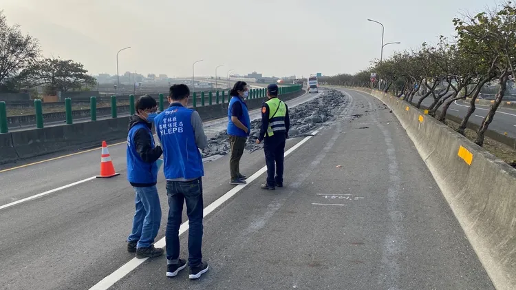 警方及環保局人員共對陳姓司機開出4張罰單，罰金總額逾10萬元。民眾提供