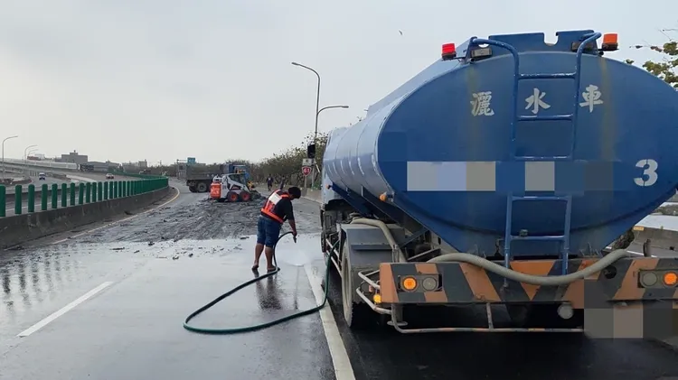 公路總局工務段人員出動堆土機、灑水車和大貨車，歷時7小時才有辦法將爛泥完全清除。民眾提供