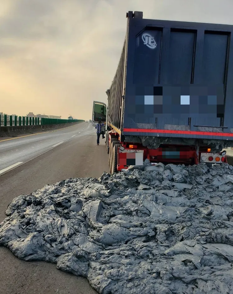 肇事貨車車斗閘門鬆開，滿車爛泥沿路掉落。民眾提供