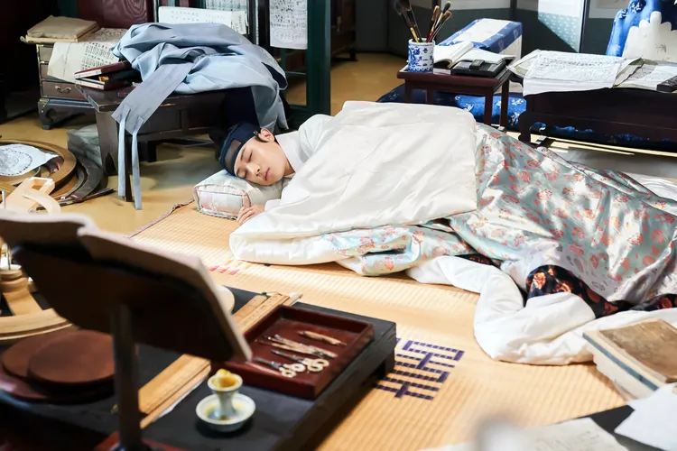 日映大君總是把房間搞得很亂。Netflix提供