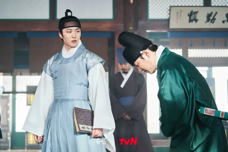 義聖君（左）自視甚高，鄙視任何人。翻攝tvN