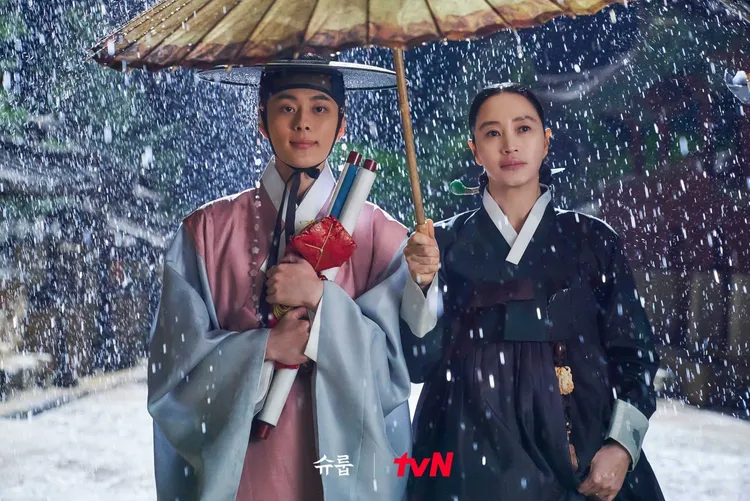 金惠秀（右）劇中勇敢面對兒子的性向，母子雨中戲感動眾人。翻攝tvN