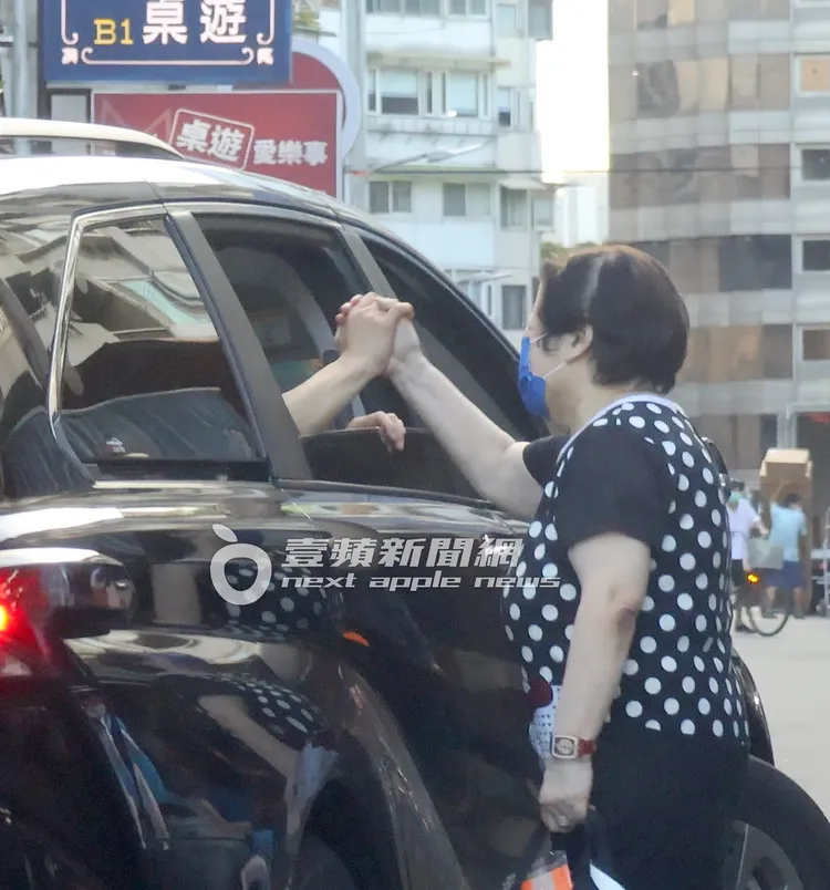 蔣萬安離開前，一名長輩上前握手表達支持。特勤中心攝