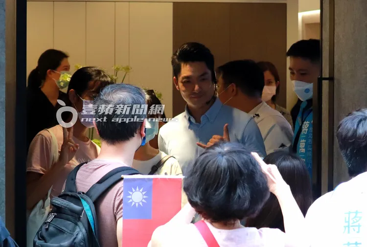 蔣萬安與競選團隊一同走進店家拜票。特勤中心攝