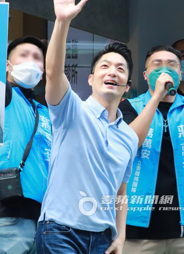 遇到樓上鄰居打招呼，蔣萬安開心揮手示意。特勤中心攝