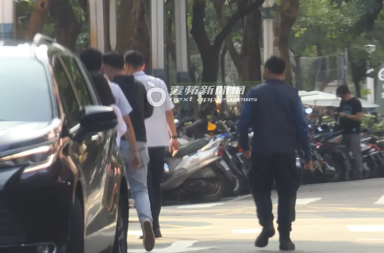 至少4-5名便衣刑警護送蔣萬安至會場。特勤中心攝