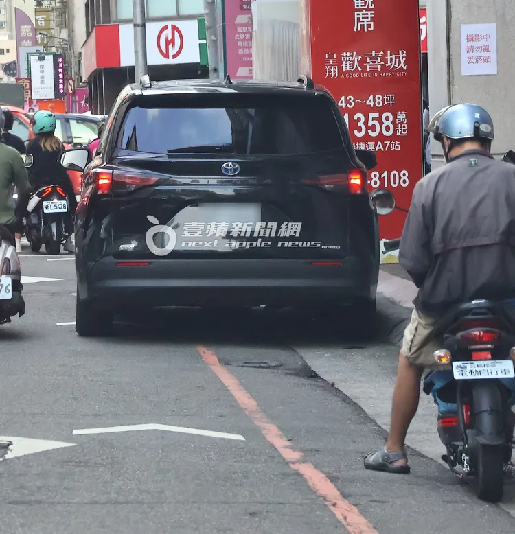 蔣萬安的座車持續違停在紅線上超過1小時。特勤中心攝