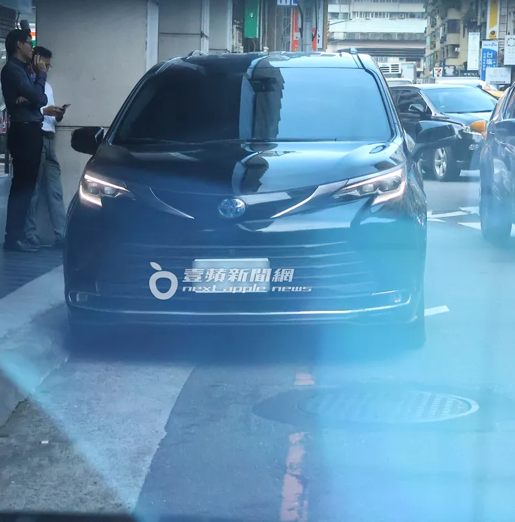 蔣萬安的座車持續違停在紅線上。特勤中心攝