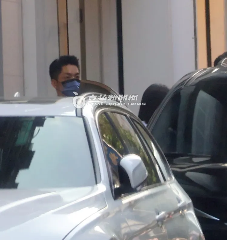 蔣萬安搭車到東區巷口下車。特勤中心攝