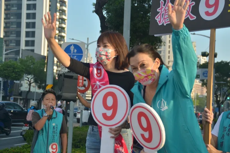 吳虹今早為左楠區市議員李雅慧候選人在路口向市民拜託。湧言會提供