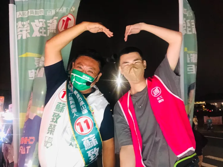 陳其邁兒子陳政通24日陪同鳳山區議員候選人蘇致榮掃街。蘇致榮提供