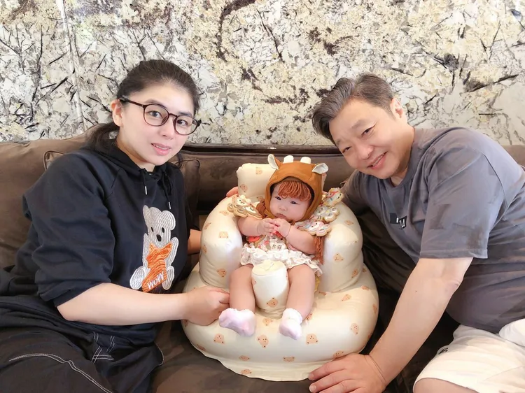 小珍（左）和製作人老公甯宜文已經當爺奶。小珍提供