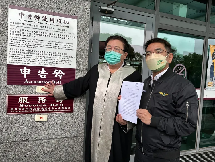 律師李蒼棟（左）表示林姿妙教唆黃琤婷等人召開記者會、發布新聞稿，對江聰淵為不實指控，認為涉犯加重誹謗、《選罷法》意圖使人不當選等罪嫌。林泊志攝