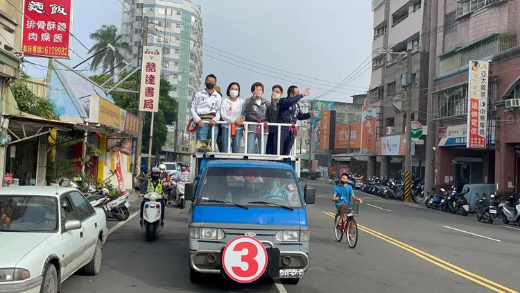 柯志恩今在北高雄以車隊掃街拜票。柯志恩競辦提供