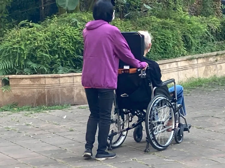 老年人若擔心失智傾向屆時無法處理相關後事，可先意定監護心。圖非本事當事人。陳宏銘攝