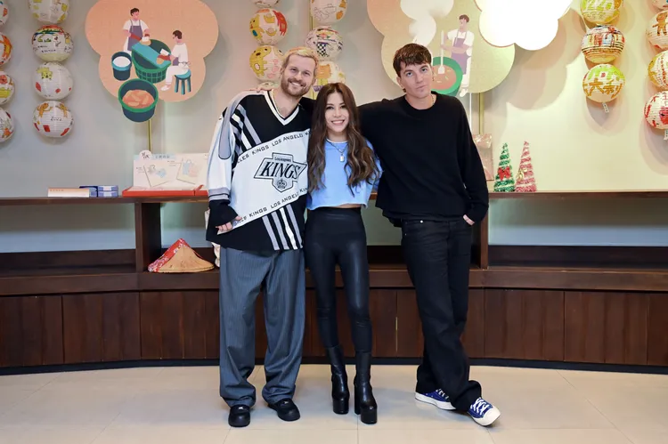 LANY昨與艾怡良（中）到郭元益糕餅博物館。環球音樂提供