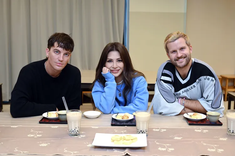 3人開心秀出剛做好的鳳梨酥。環球音樂提供