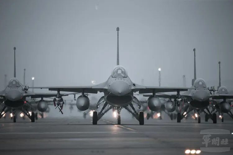 拜登表示，美國致力維持台海和平與穩定。圖為我空軍F-16戰機演訓。軍聞社提供