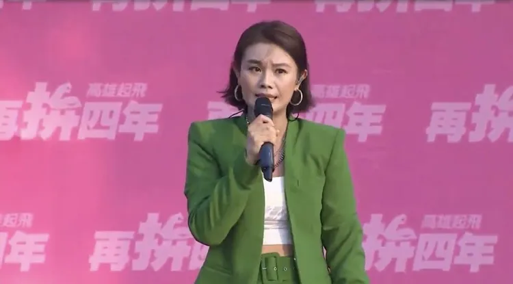 朱海君今在陳其邁的旗山造勢活動場高歌。翻攝YouTube/陳其邁
