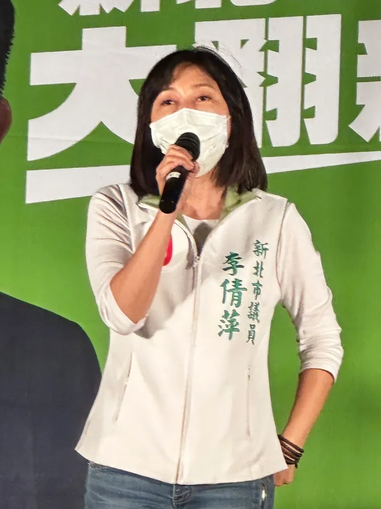 李倩萍批評新北市長侯友宜，耶誕城活動本來要弄更大，現在為了選舉才改說換地方舉辦。李倩萍競選辦公室提供