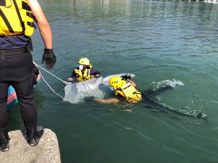 消防搜救人員前往打撈，但已明顯死亡。民眾提供