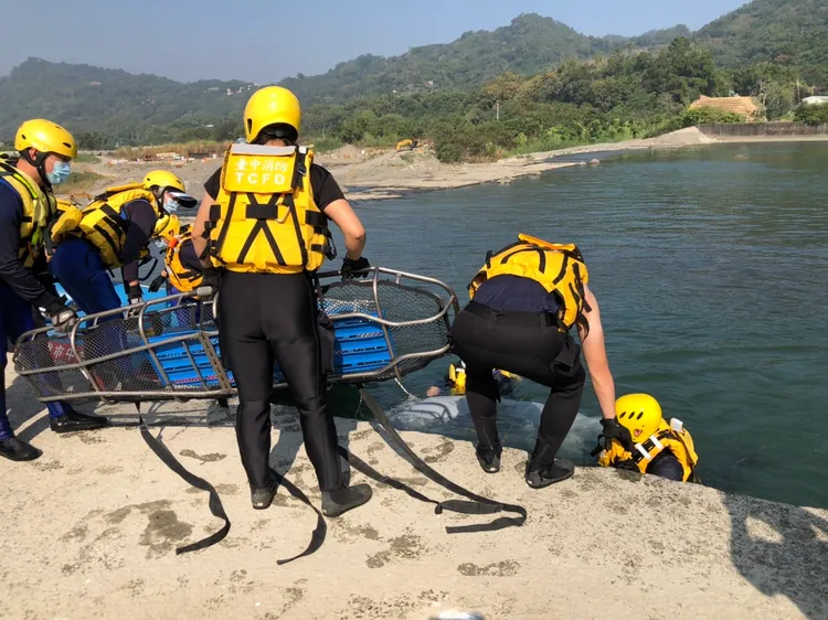 搜救人員將遺體打撈上岸。民眾提供