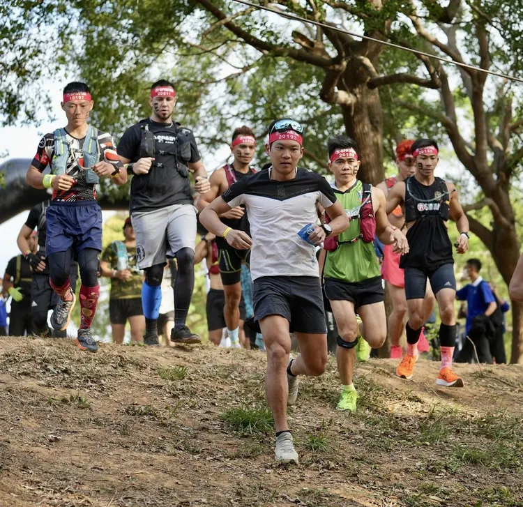 台中捷運公司表示，參加路跑與馬拉松活動民眾可以搭乘捷運去參賽，節能減碳又健康！台中市運動局提供