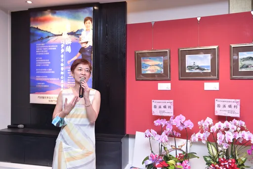 眼科醫師黃子倫用畫傳愛　公益畫展募款助東部視力保健