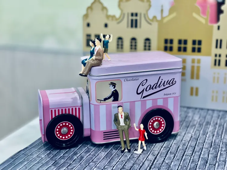 二戰之後，GODIVA創辦人Pierre Draps為了幫飽受戰爭所苦的布魯塞爾居民重新帶來快樂，開著粉紅小貨車免費派送巧克力，這輛粉色標記逐漸成為居民快樂泉源。曾仲葳攝