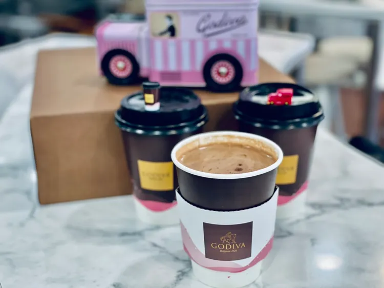 今年全新推出的喜馬拉雅粉紅鹽熱巧克力，以品牌經典的黑巧克力為基底，搭配特定產區手工採集的稀有喜馬拉雅粉紅鹽，加入熱牛奶調合成濃郁口感。曾仲葳攝