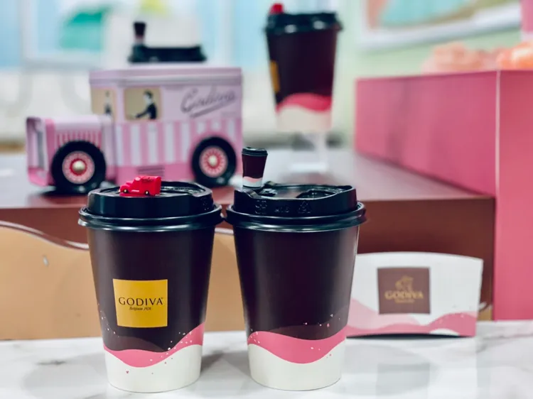 去年洗版IG的GODIVA造型杯塞，今年推出2022限定版、等比例縮小的熱可可杯塞以及經典粉紅小貨車杯塞。曾仲葳攝