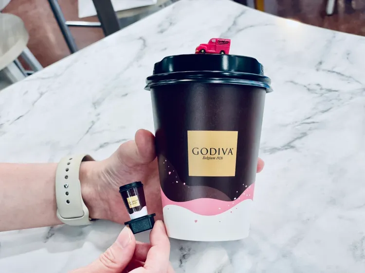 2款限定杯塞買熱可可就隨機贈送，超欠收集。曾仲葳攝