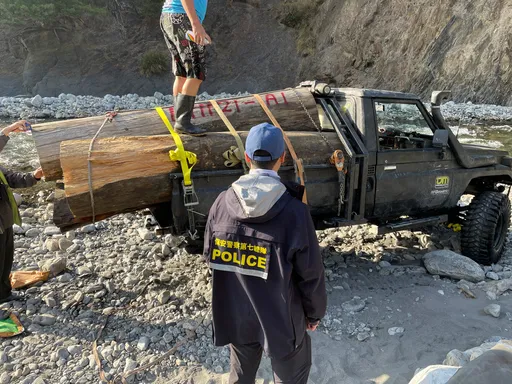 警匪溪床越野追逐!吉普車渡河有詭 山老鼠載三根肖楠市值曝光