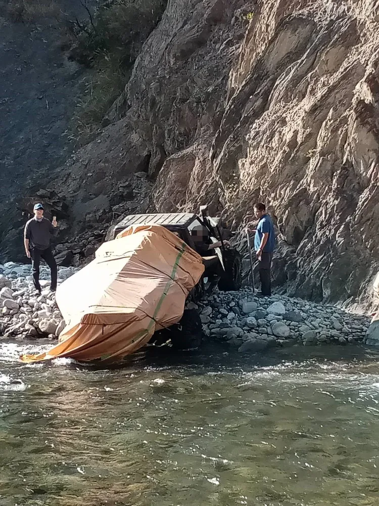 山老鼠駕駛拼裝吉普車逃逸，卻卡在石礫堆動彈不得。警方提供