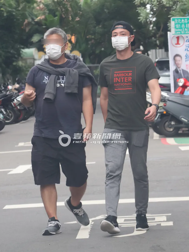 霍建華（右）戴上口罩，露出一雙電眼，與友人離開咖啡廳。特勤中心攝