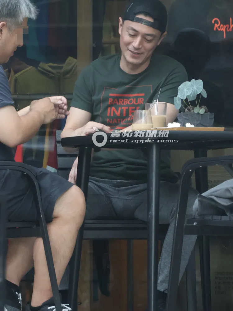 霍建華（右）坐在露天雅座，豪邁張開雙腿。特勤中心攝