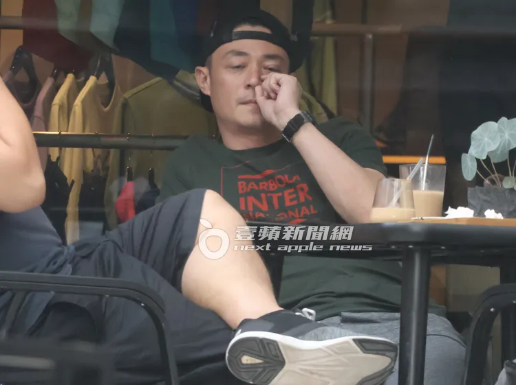 霍建華大方挖起鼻孔，自然不做作，相當放鬆。特勤中心攝