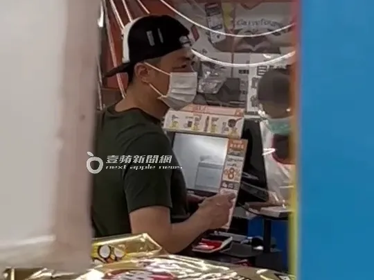 霍建華逛家樂福超市採購日常生活用品後結帳。特勤中心攝