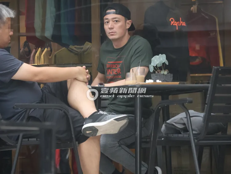 霍建華（右）單手架在餐桌上，帥氣十足。特勤中心攝