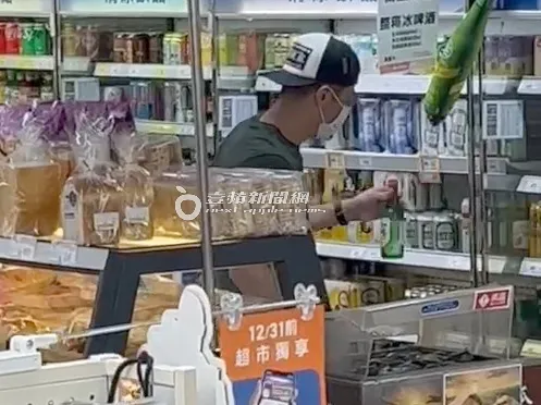 霍建華走到住家附近的家樂福超市買韓國品牌的酒。特勤中心攝