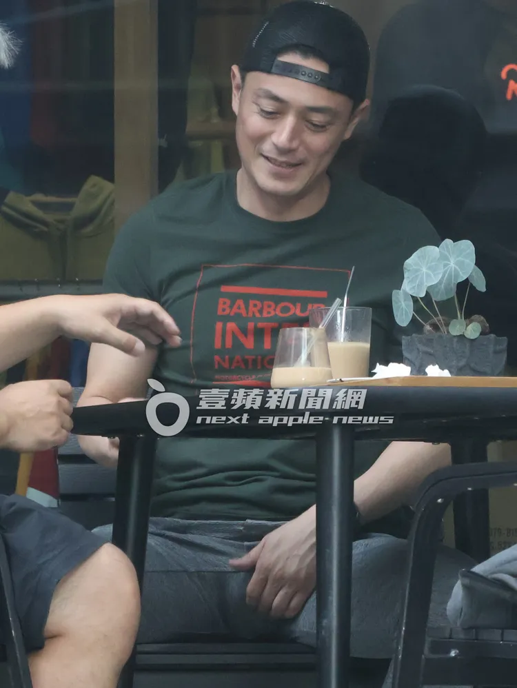 霍建華餐桌上擺著奶類飲品，神情輕鬆。特勤中心攝