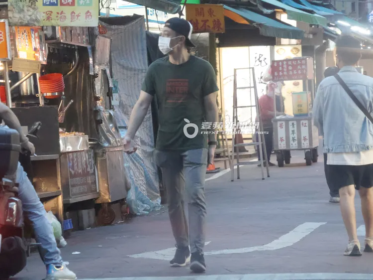 霍建華低調走到臨江街觀光夜市逛街。特勤中心攝
