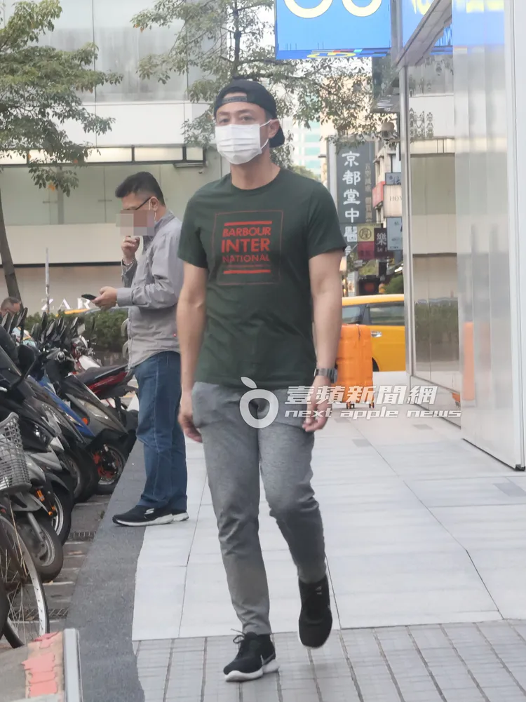 霍建華戴著口罩，從明曜百貨上完洗手間步出，都未被民眾認出來。特勤中心攝