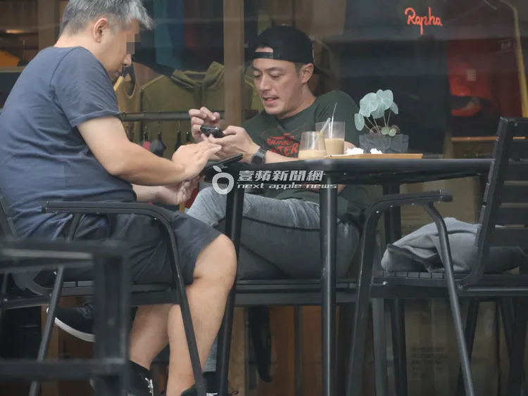 霍建華（右）在露天雅座悠閒翹腳滑手機。特勤中心攝