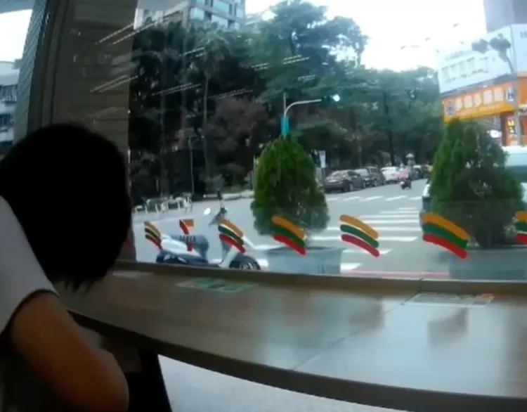 警員詢問女童姓名，卻見她從包包內掏東西。警方提供