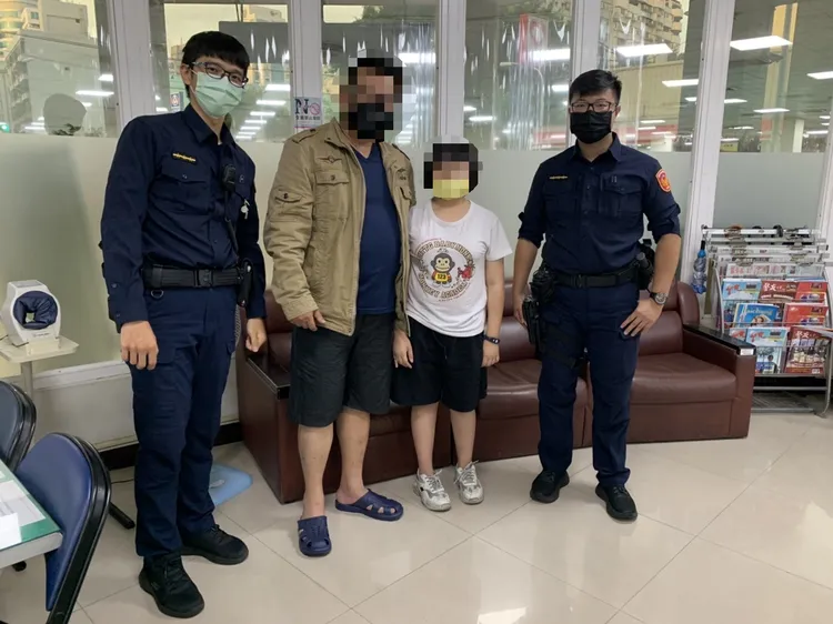 警方連絡上女童父親到派出所接回女兒。警方提供