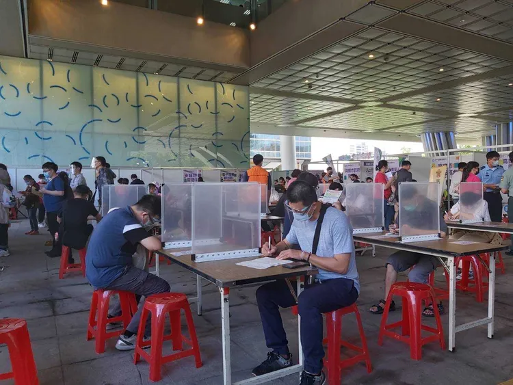 台積電台南廠徵年薪逾70萬元的作業員，11/12於高雄舉辦徵才會。資料照片